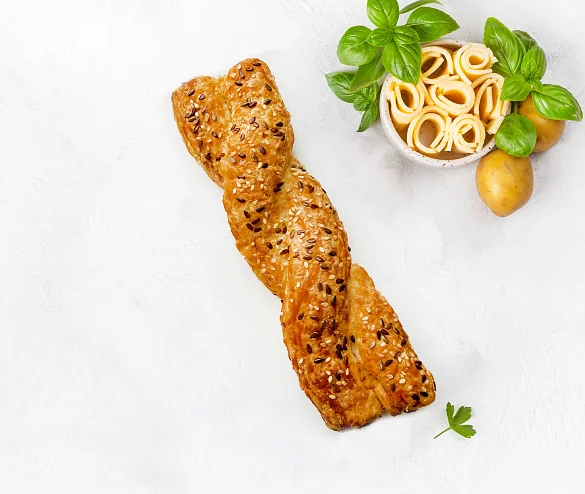 Слойка с курицей, зеленью и картофелем 100 г