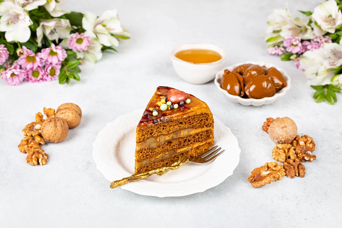 Медовая фантазия с грецким орехом торт 800 г от Палыча с доставкой на дом